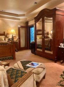 夏延Yellowstone Cattle Baron EnSuite, Private Entrance & Parking - Prairie Rose B&B的客厅设有一间卧室,配有一张床