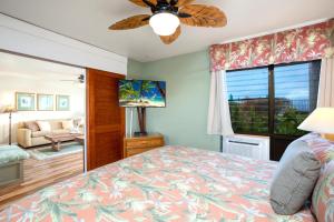 卡普鲁亚K B M Resorts: Napili Point NAP-A25 Stunning 1-Bedroom Ocean Front Villa Prime Location Turtle Views Includes Rental Car的一间卧室配有一张床、一张沙发和一个窗口