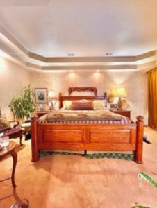 夏延Yellowstone Cattle Baron EnSuite, Private Entrance & Parking - Prairie Rose B&B的一间卧室,卧室内配有一张木床