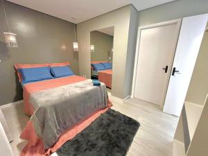 马瑙斯Hotel Manaus - Dom Pedro I的一间卧室配有蓝色和橙色枕头的床