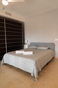 阿尔么丽亚Suite La Envía Golf的一间卧室配有一张带两个枕头的床