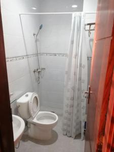 阿比让Appartement meublé 2 pièces rez de chaussée, Résidence Nehemie的白色的浴室设有卫生间和淋浴。