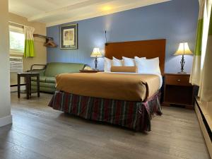 ClaremontClaremont Motor Lodge的酒店客房,配有床和沙发
