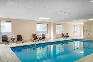 格林维尔Comfort Inn & Suites Greenville Near Convention Center的一座带椅子和桌子的酒店游泳池
