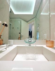 圣保罗Moema Times Square SP - Luxury Suíte的带浴缸和水槽的浴室