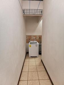 迦太基Cabaña Vista Verde的走廊上,房间里有一个小冰箱