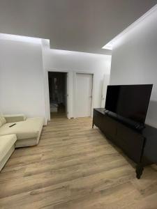 巴塞罗那La Meridian II的带沙发和平面电视的客厅