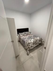 巴塞罗那La Meridian II的一间白色客房内的床铺卧室