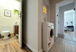 格丁尼亚Fox Room的洗衣房配有洗衣机和烘干机