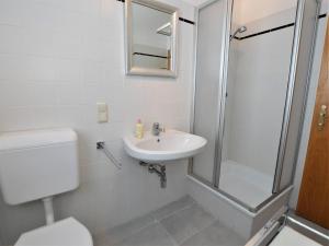 圣沃尔夫冈Landhaus Leitzinger EG2的浴室配有卫生间、盥洗盆和淋浴。