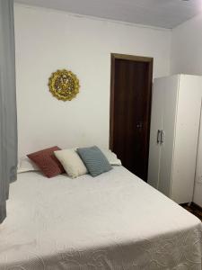 弗洛里亚诺波利斯Floripa Camping e Hostel的一间卧室配有一张带两个枕头的床