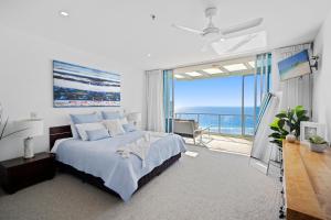 黄金海岸Reflections Tower Two的一间卧室配有一张床,享有海景
