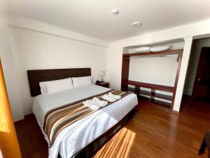 乌鲁班巴Hotel Andes de Urubamba的一间卧室配有一张白色鲜花的床
