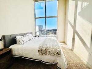奥斯汀Downtown Oasis Heart Of Austin的一间卧室设有一张床和一个大窗户