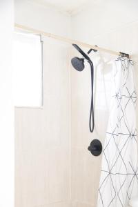 罗索La Maison 29的浴室内带淋浴喷头的浴帘