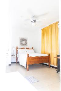 罗索La Maison 29的一间卧室配有一张床和吊扇