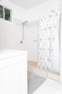 罗索La Maison 29的带淋浴和白色水槽的白色浴室