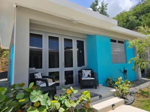 卡沃罗霍Casa Arrecife 28的蓝色和白色的小房子,设有庭院
