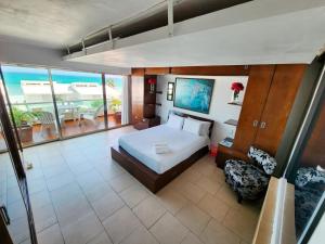 坎昆Beachfront apartments Cancun的一间带床和阳台的大卧室