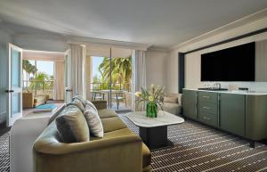 纽波特海滩Pendry Newport Beach的带沙发和平面电视的客厅
