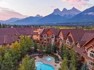 坎莫尔Stoneridge Mountain Resort的享有度假胜地的空中景致,以山脉为背景