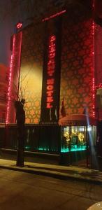 安卡拉Elegant House Otel的建筑的侧面有红灯