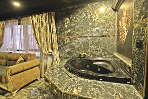 安卡拉Elegant House Otel的一间带大理石台面的浴缸的浴室