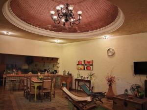 ChiconcuacQuinta Villamarim的客厅配有吊灯和桌椅