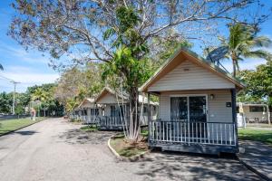 汤斯维尔BIG4 Tasman Holiday Parks - Rowes Bay的一条棕榈树街道上的一排房子