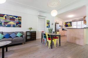 布里斯班Fernberg Cottage - Sunny Queenslander Charm的客厅配有沙发和桌椅