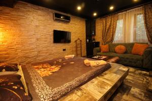 安卡拉Elegant House Otel的客厅配有大床和沙发