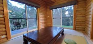 佐贺市Rental Cottage Forest Breathing - Vacation STAY 13733的小木屋内带2扇窗户的用餐室