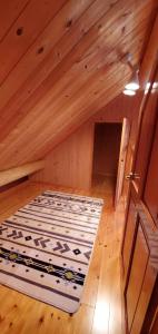 佐贺市Rental Cottage Forest Breathing - Vacation STAY 13733的阁楼间 - 带木制客房内的一张床