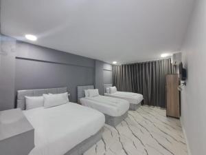 开罗NADA _ HOTEL的酒店客房,设有两张床和一张沙发