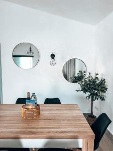 阿尔热祖尔Casa Dom Simões的一间带木桌和两面镜子的用餐室