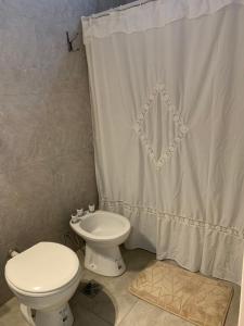贝伦埃斯科巴Monoambiente Escobar - MAG的一间带卫生间和淋浴帘的浴室