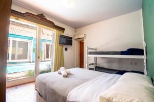 佩洛塔斯Pelotas Bier Hostel的一间卧室配有双层床和窗户。