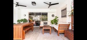 萨拉索塔Siesta Key Home with pool/hot tub 12 min to beach的客厅配有木桌和长凳