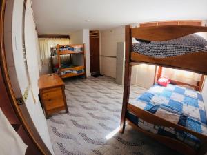 洛维托斯Casa Lobos的一间带两张双层床的卧室和走廊