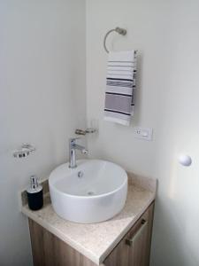 拉巴斯Casa Valtierra, La Paz的白色的浴室设有水槽和毛巾。