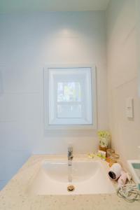 美寿CHUONG DUONG HOTEL的带窗户的浴室内的白色水槽