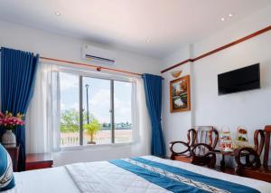 美寿CHUONG DUONG HOTEL的一间卧室设有一张床和一个大窗户