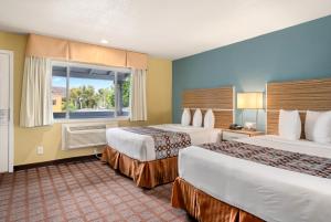 圣路易斯-奥比斯保圣路易斯-奥比斯保市中心大道酒店的酒店客房设有两张床和窗户。