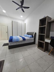 居銮TSK Homestay Taman Sri Kluang的一间卧室配有一张床和吊扇