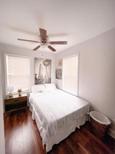 GlensideCheerful & Modern Home w/ a Walkout Deck Area的一间卧室配有一张床和吊扇