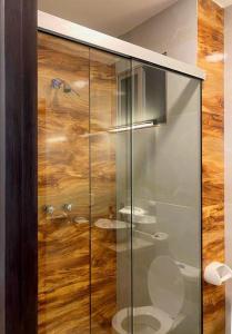 拉巴斯EL OLMO的浴室内带卫生间的玻璃淋浴间