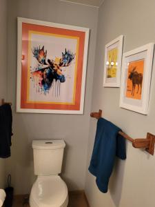 帕尔默Moose Valley Inn的一间带卫生间的浴室和墙上的绘画