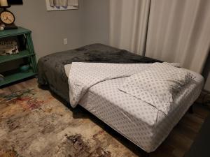 帕尔默Moose Valley Inn的一间卧室配有一张床和一个床头柜