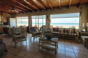 Cabo Punta BandaCASA MARBELLA 2BR 1BA Private Beach-Front Home的一间带沙发和椅子的客厅,享有海景。