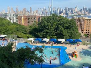 西纽约West NewYork NJ Cozy 2bed apt backyard to stay的一个大游泳池,后面有一个城市